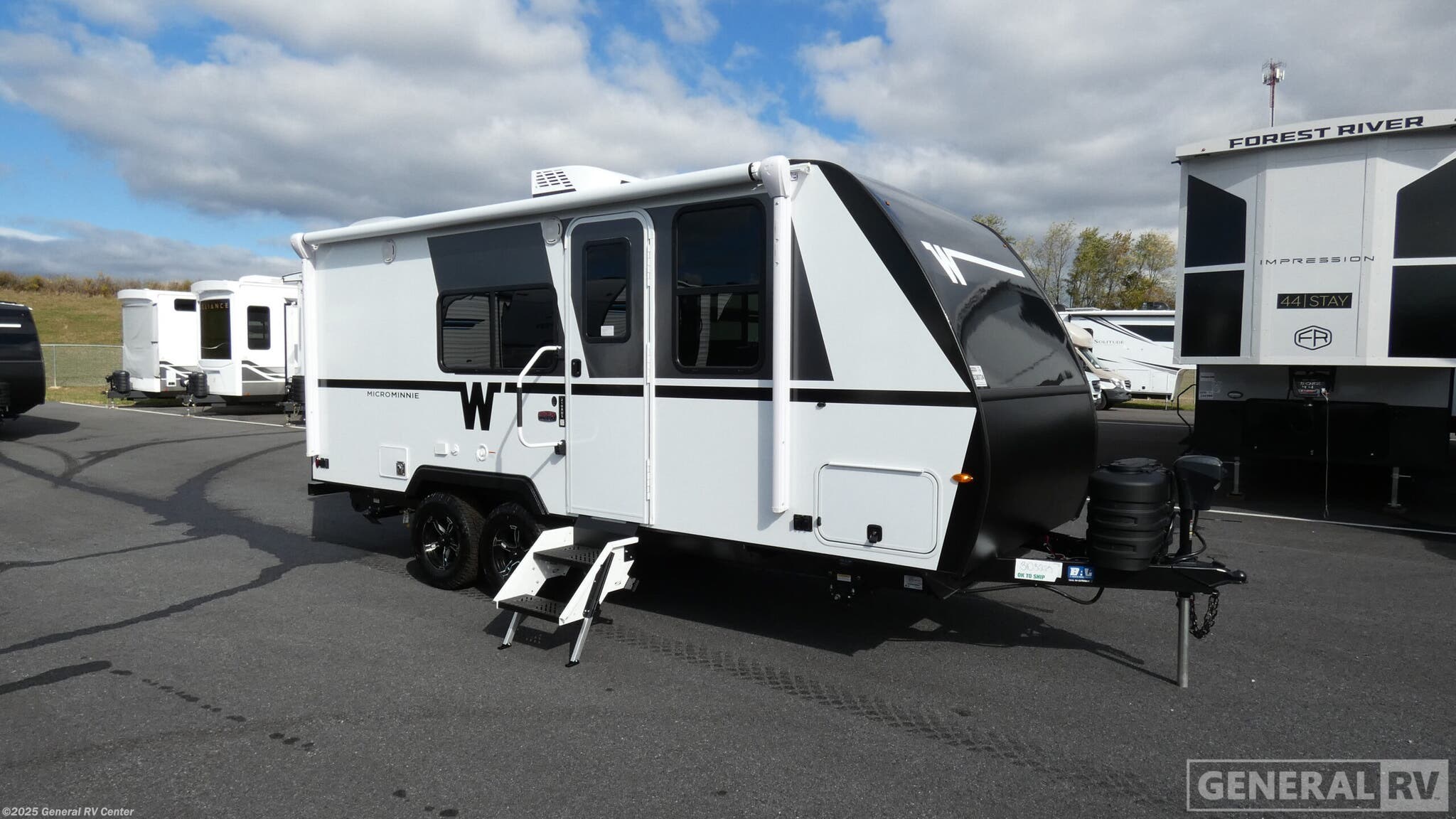New 2026 Winnebago Micro Minnie 2108DS available in Elizabethtown, Pennsylvania