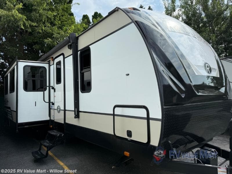 Used 2019 Cruiser RV Radiance Ultra Lite 32BH available in Willow Street, Pennsylvania