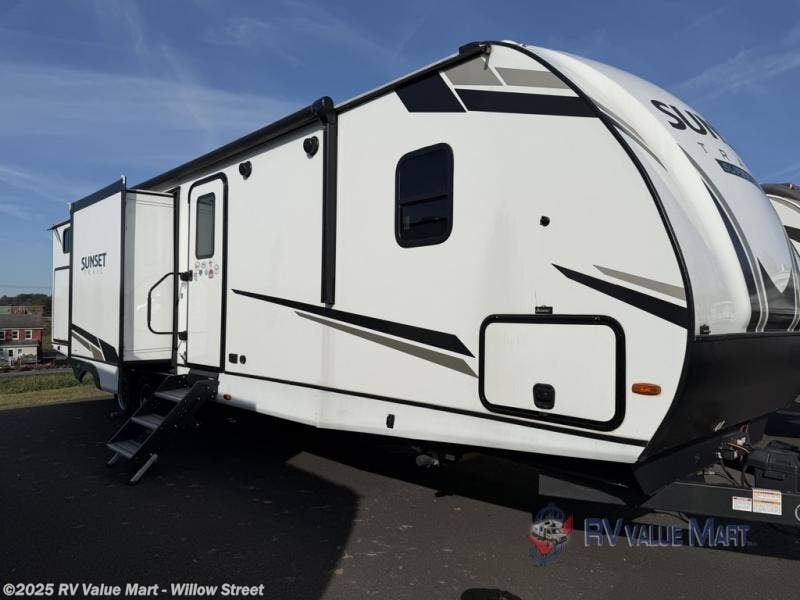 Used 2024 CrossRoads Sunset Trail SS331BH available in Willow Street, Pennsylvania