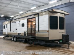 New 2018 Forest River Salem Villa Classic 39FDEN available in Grand Rapids, Michigan