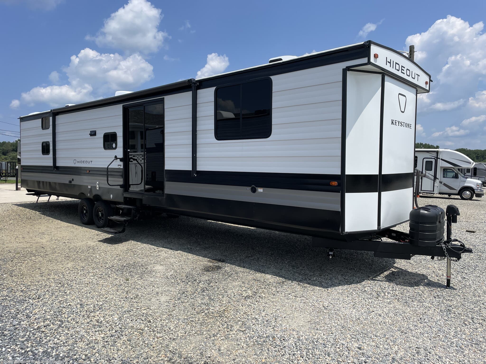 New 2026 Keystone Hideout 38DBD **KING & QUEEN BED** available in Clayton, Delaware