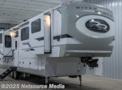 New 2022 Palomino Columbus RIVER RANCH 390RL available in Jacksonville, Florida