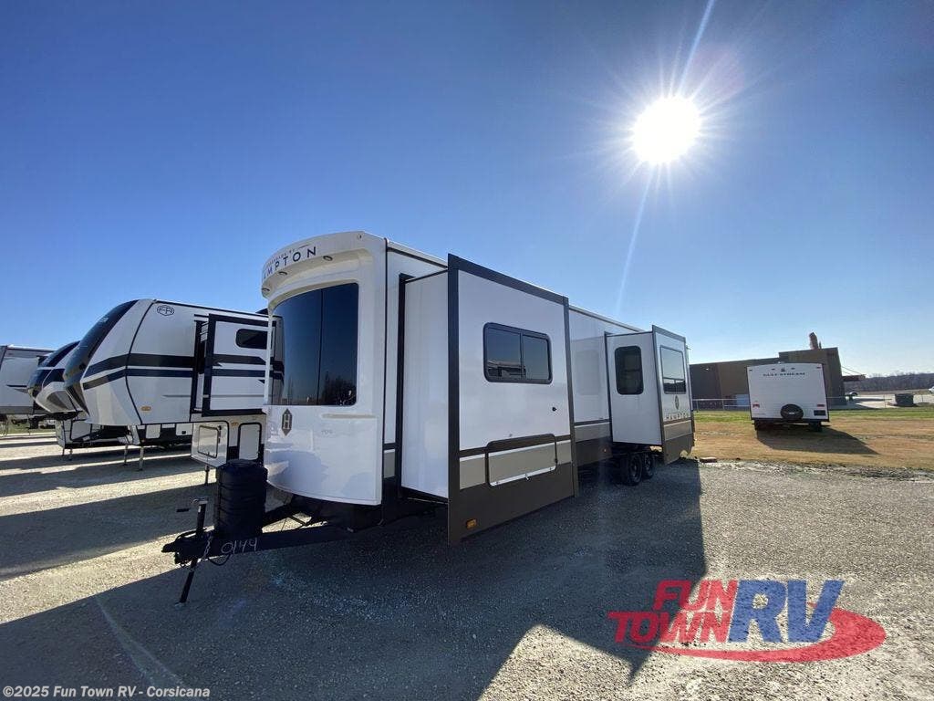 New 2025 CrossRoads Hampton 380RKS available in Corsicana, Texas