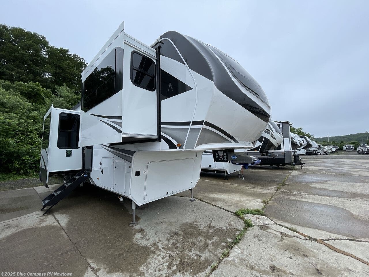 New 2025 Grand Design Solitude 380FL available in Newtown, Connecticut