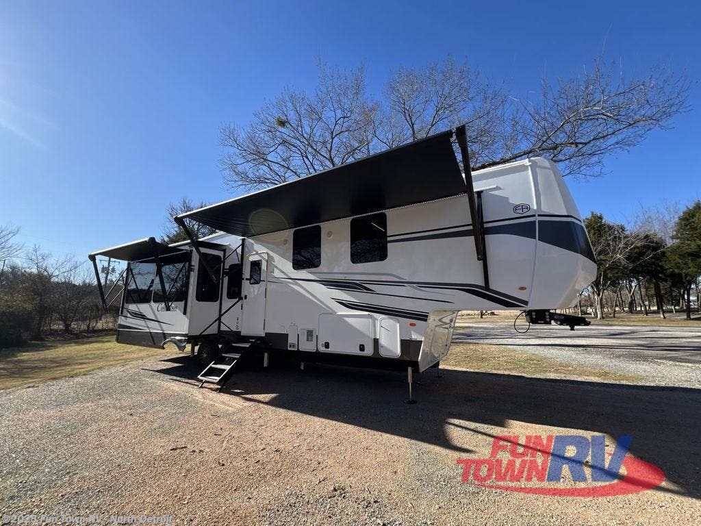 New 2025 Palomino Columbus 383RLH available in North Branch, Michigan