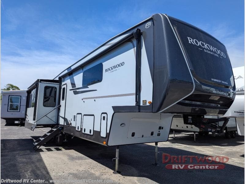 New 2027 Forest River Rockwood Signature 401SFB available in Clermont, New Jersey
