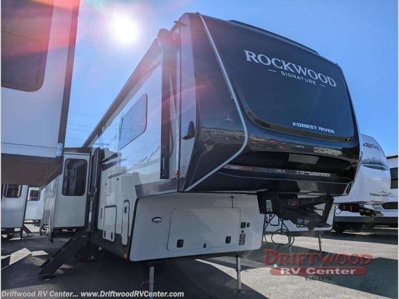 New 2027 Forest River Rockwood Signature 404SRK available in Clermont, New Jersey