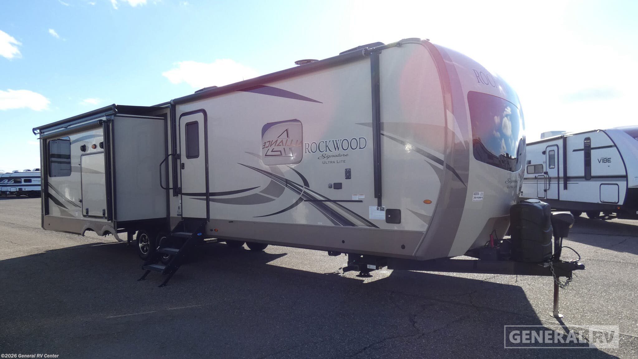 Used 2018 Forest River Rockwood Signature Ultra Lite 8332BS available in Wixom, Michigan