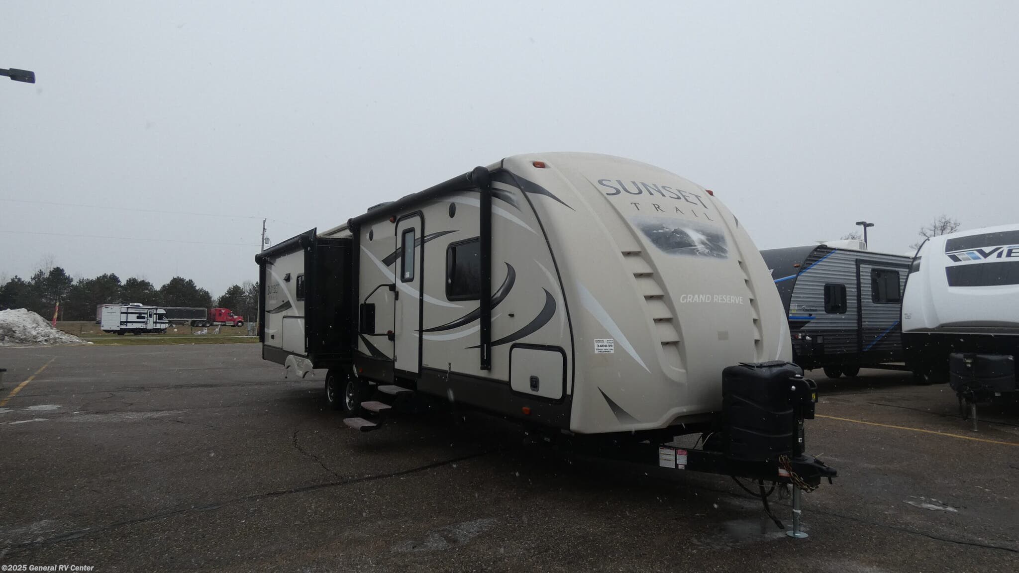Used 2016 CrossRoads Sunset Trail Reserve ST32RL available in Birch Run, Michigan