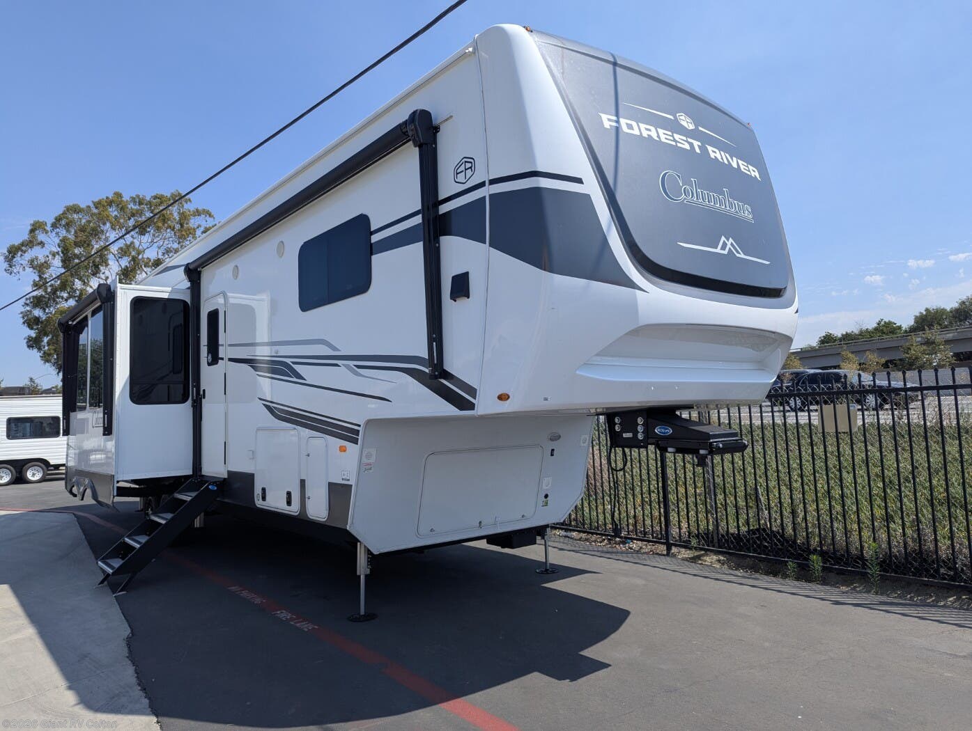 New 2025 Palomino Columbus 376DS available in Colton, California