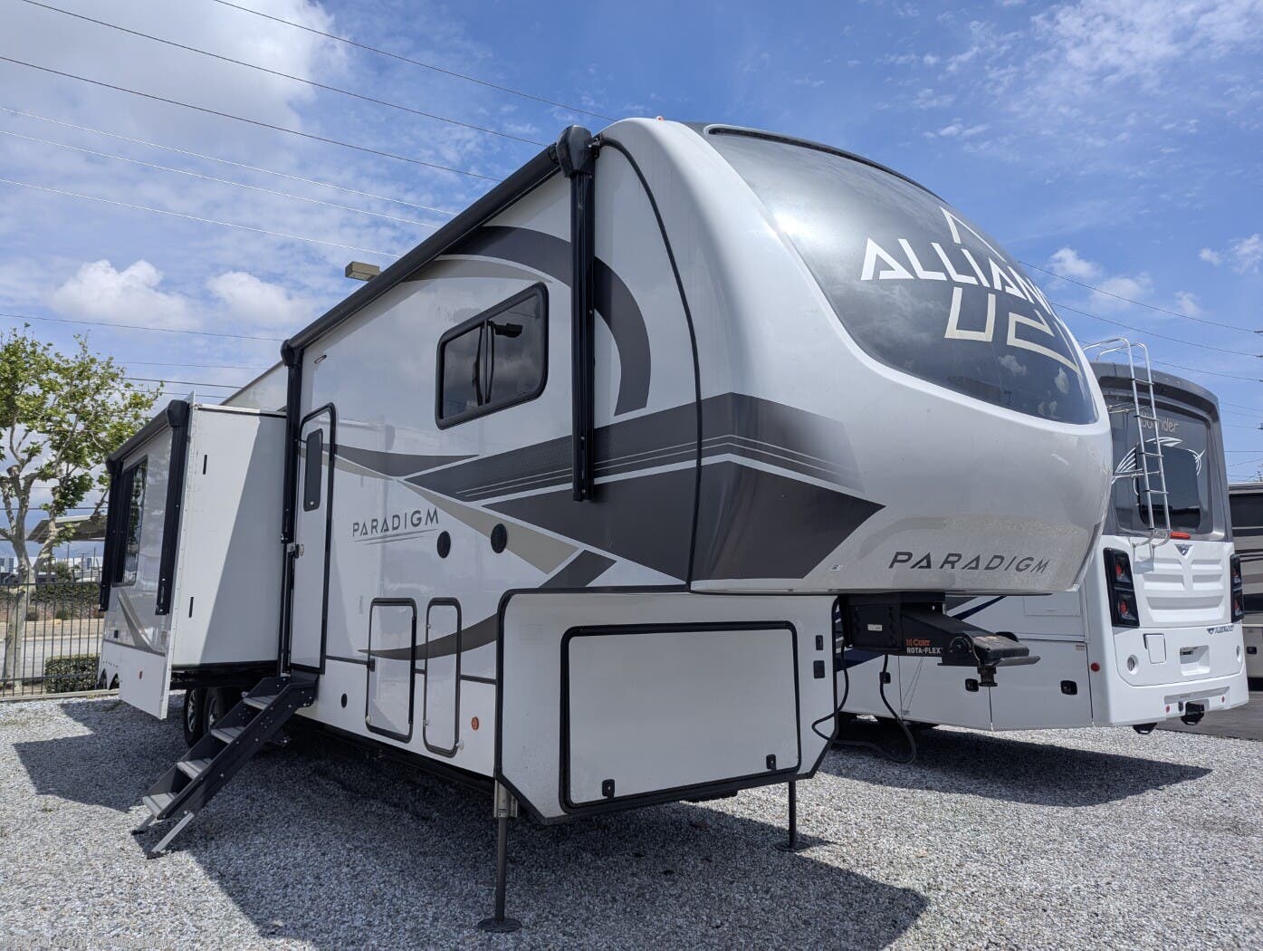 Used 2024 Alliance RV Paradigm 395DS available in Montclair, California