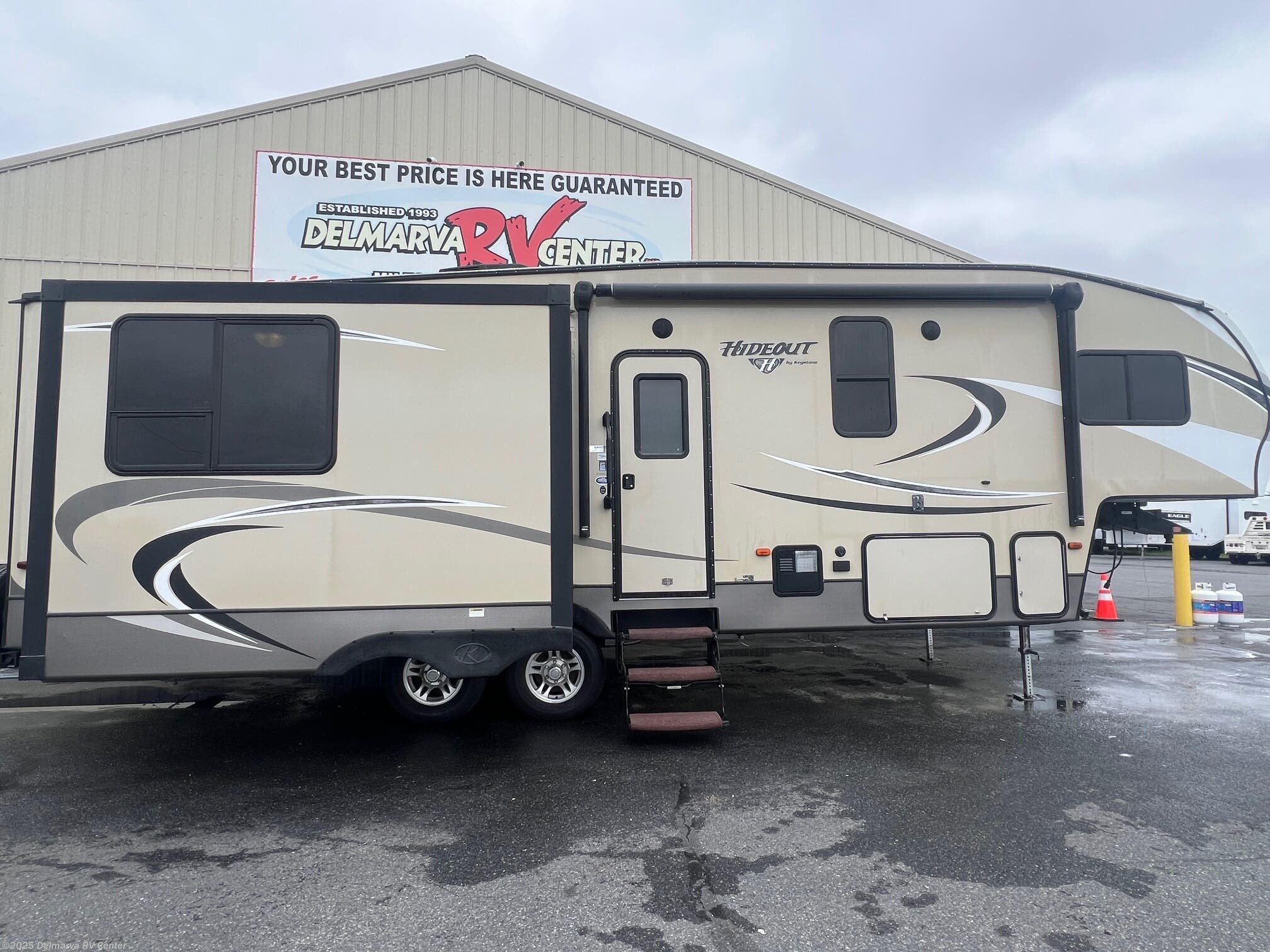 Used 2017 Keystone Hideout 299RLDS available in Milford, Delaware