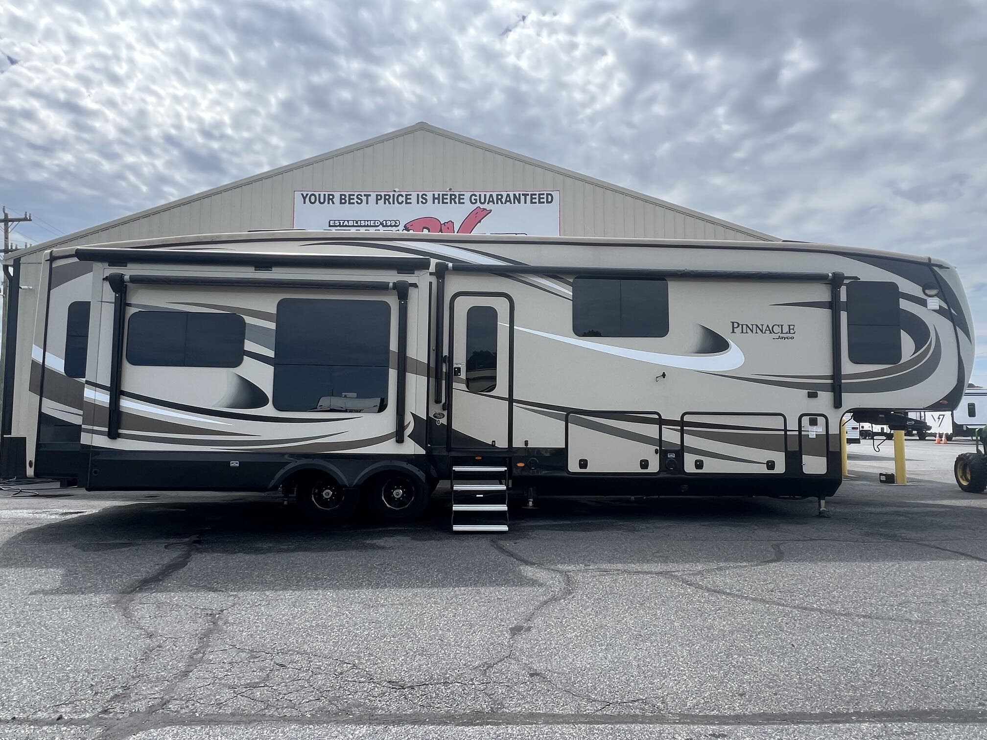 Used 2019  Jayco Pinnacle 37MDQS by Jayco from Delmarva RV Center in Milford, DE