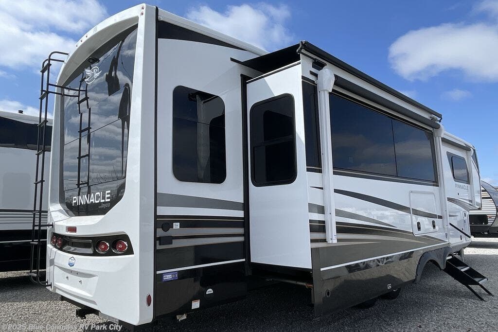 New 2025 Jayco Pinnacle 38KPTS available in Park City, Kansas