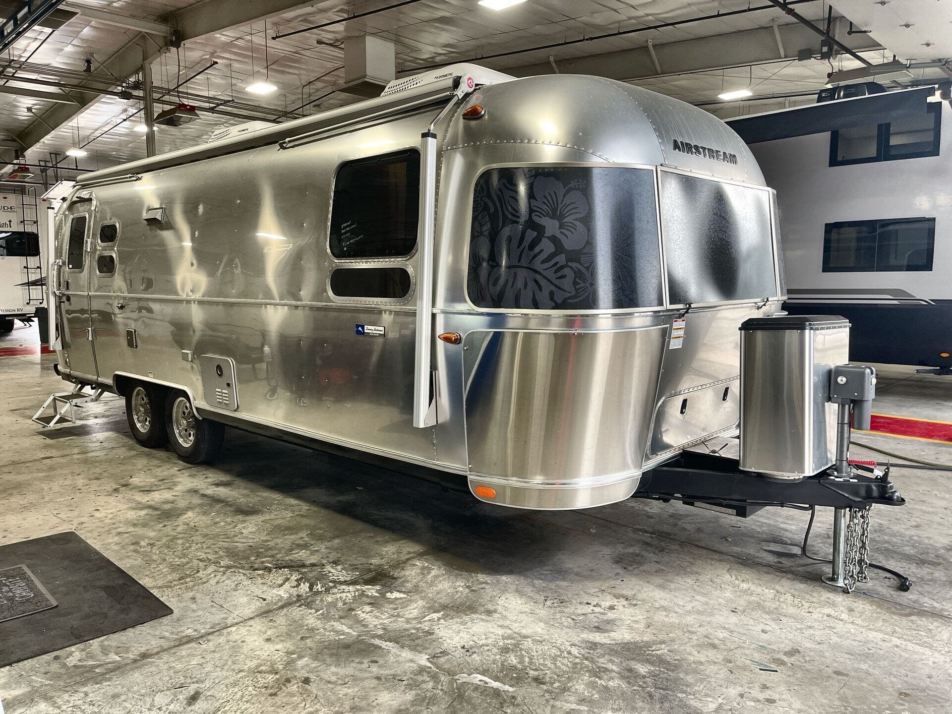 Used 2019 Airstream Tommy Bahama AIRSTREAM  27FB available in Sanger, Texas