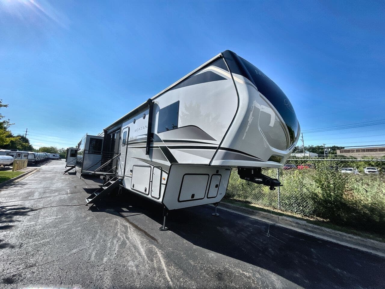 New 2025 Keystone Montana 3532SP available in Auburn Hills, Michigan