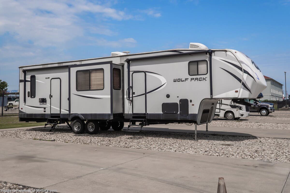 Used 2018  Forest River Cherokee Wolf Pack 325 by Forest River from Motor Home Specialist in Alvarado, TX
