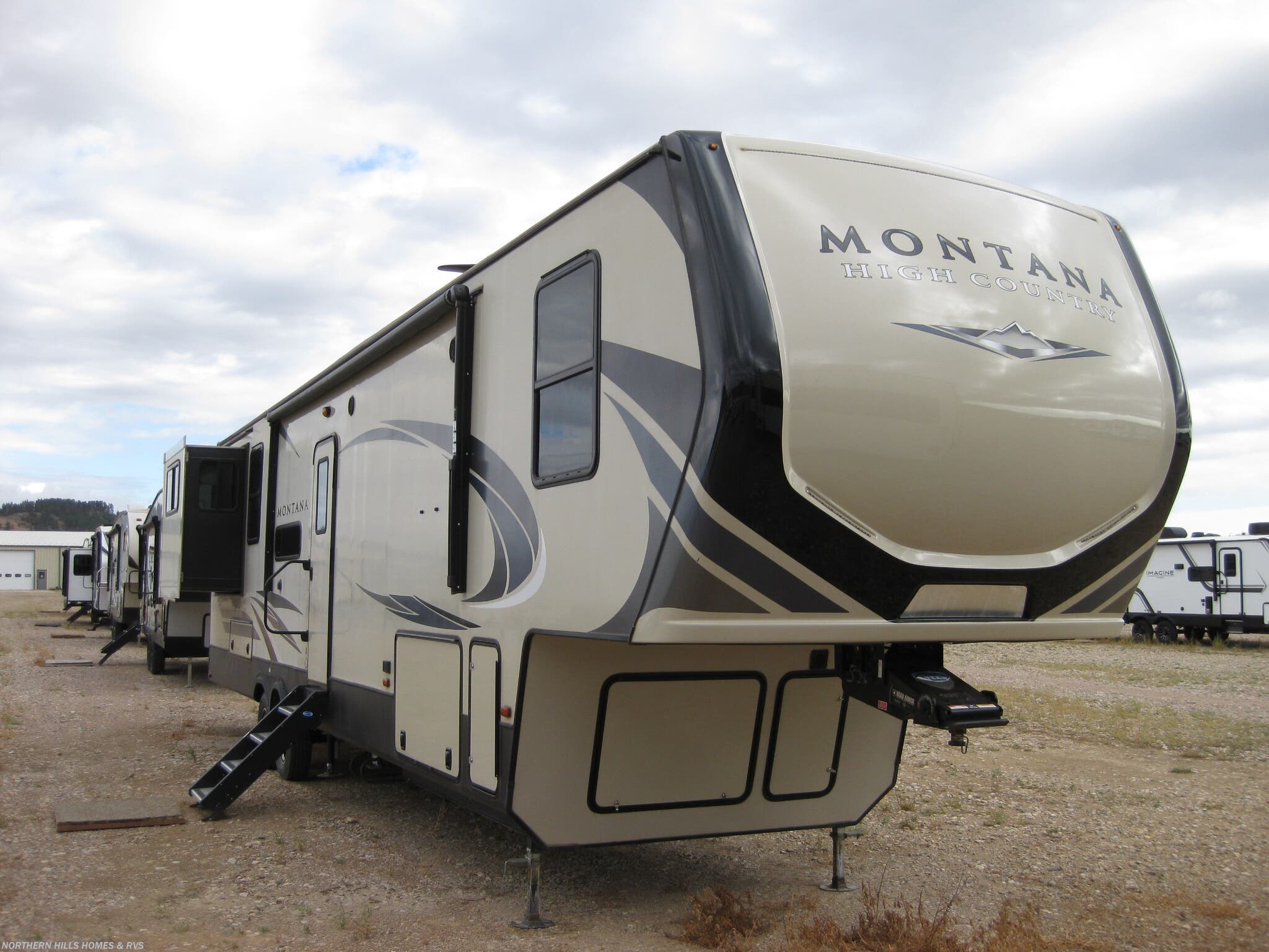 Used 2020  Keystone Montana High Country 372RD by Keystone from Northern Hills Homes and RV's in Whitewood, SD