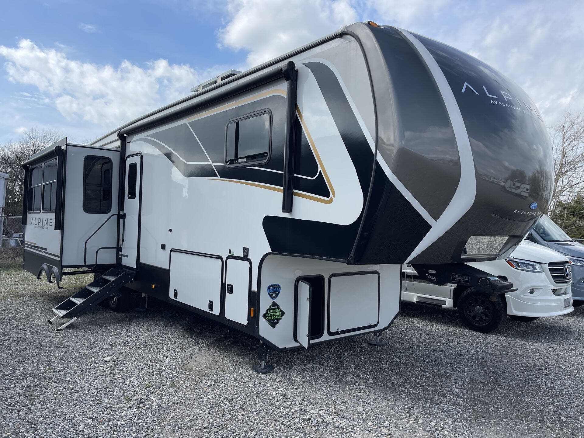 Used 2025 Keystone Avalanche 321RL available in Rockwall, Texas