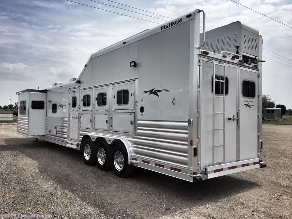 Horse Trailer 2019 Platinum Coach Outlaw 4H SIDE LOAD/Toy Hauler OUTLAW 50AMP Couch and Din