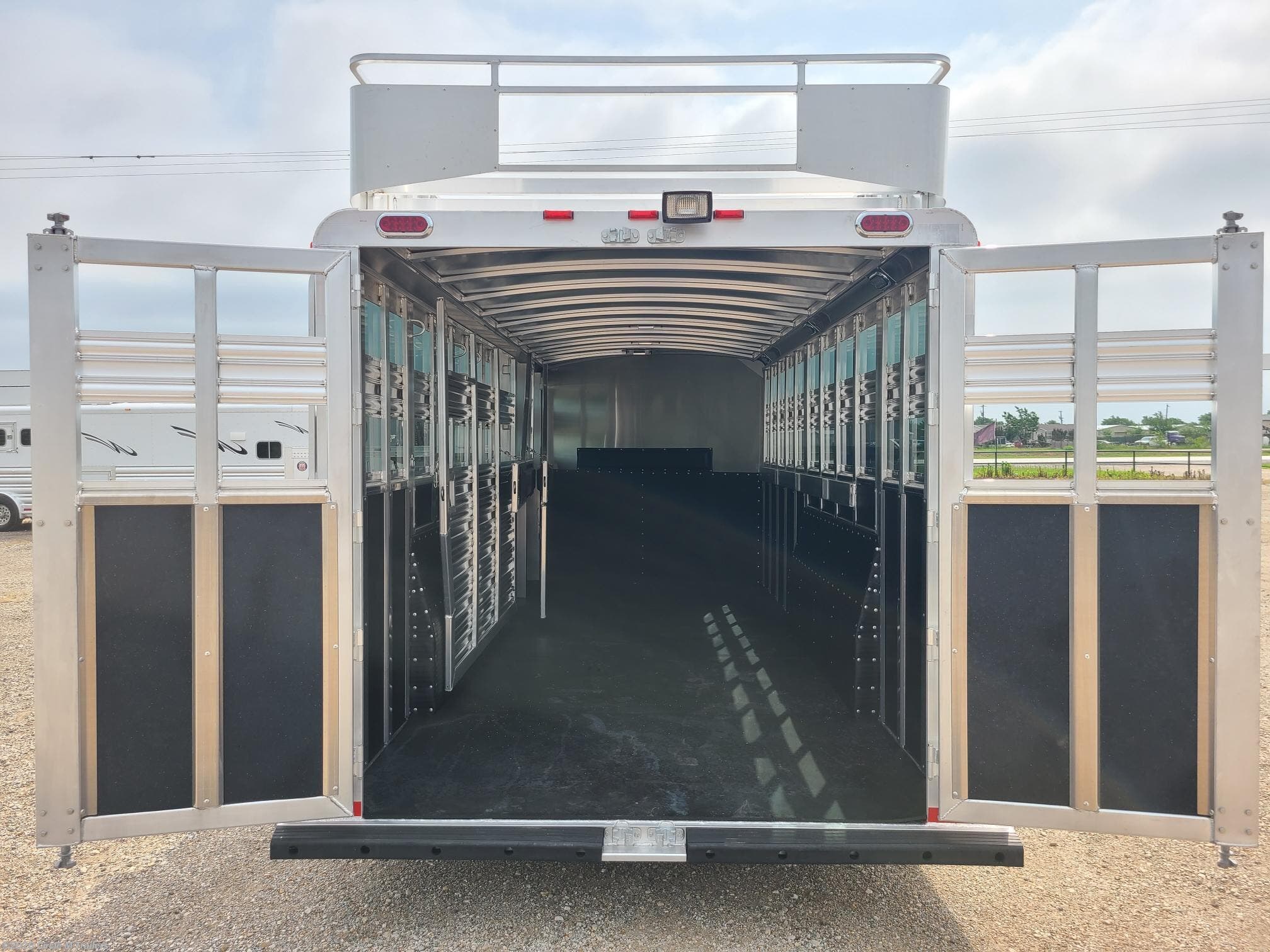 7x26 Horse Trailer for sale New Platinum Coach 26' Stock Combo 7'6