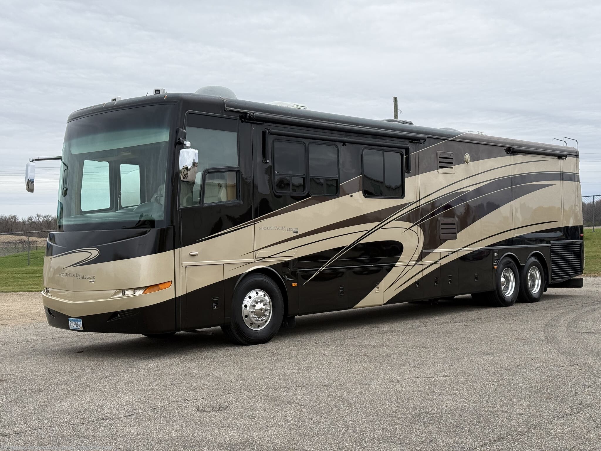 Used 2007  Newmar Mountain Aire 4521 by Newmar from Steinbring Motorcoach in Garfield, MN