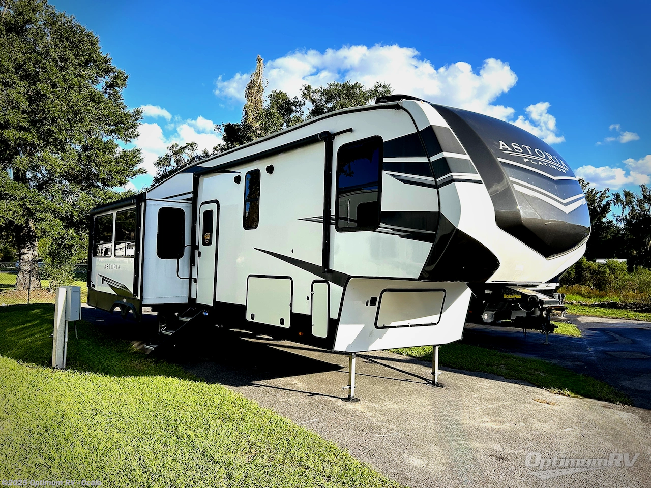 Used 2021 Dutchmen Astoria 3173RLP available in Ocala, Florida