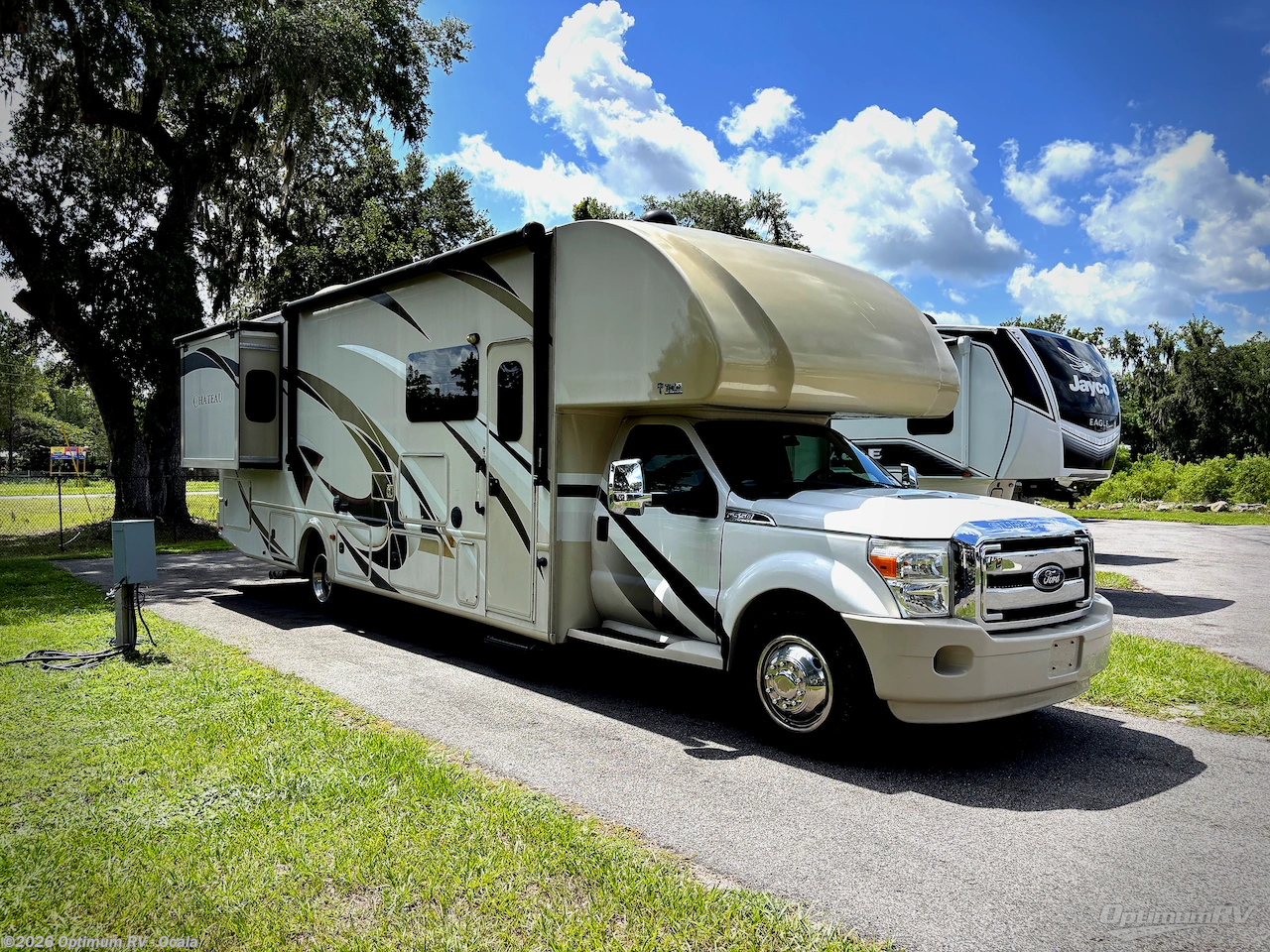 Used 2017 Thor  Chateau Super C 35SK available in Ocala, Florida