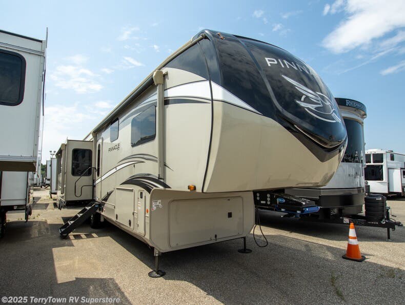 New 2022 Jayco Pinnacle 36KPTS available in Grand Rapids, Michigan