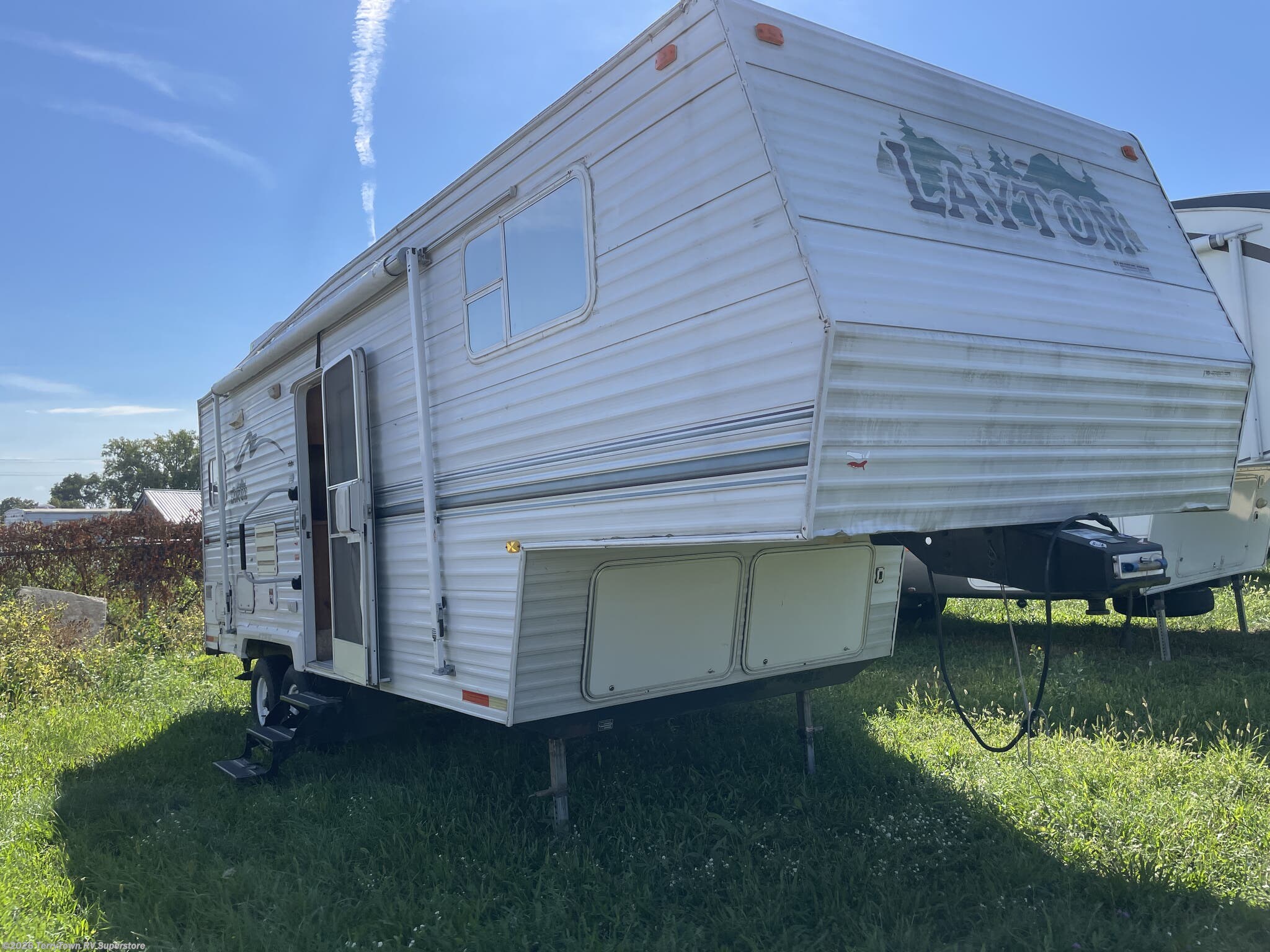 Used 2000 Skyline Layton 2655 available in Grand Rapids, Michigan