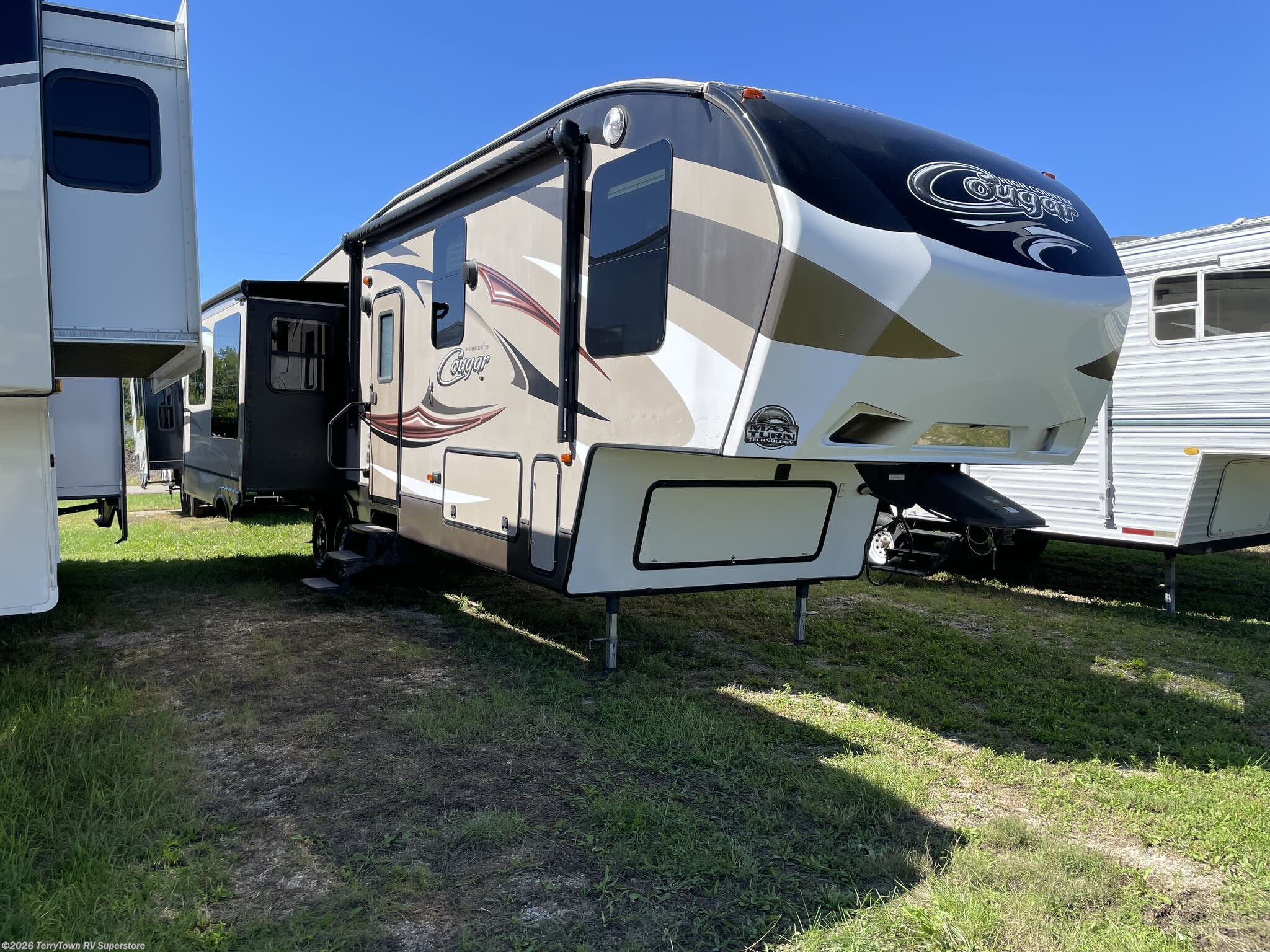 Used 2014  Keystone Cougar 327RES by Keystone from TerryTown RV Superstore in Grand Rapids, MI