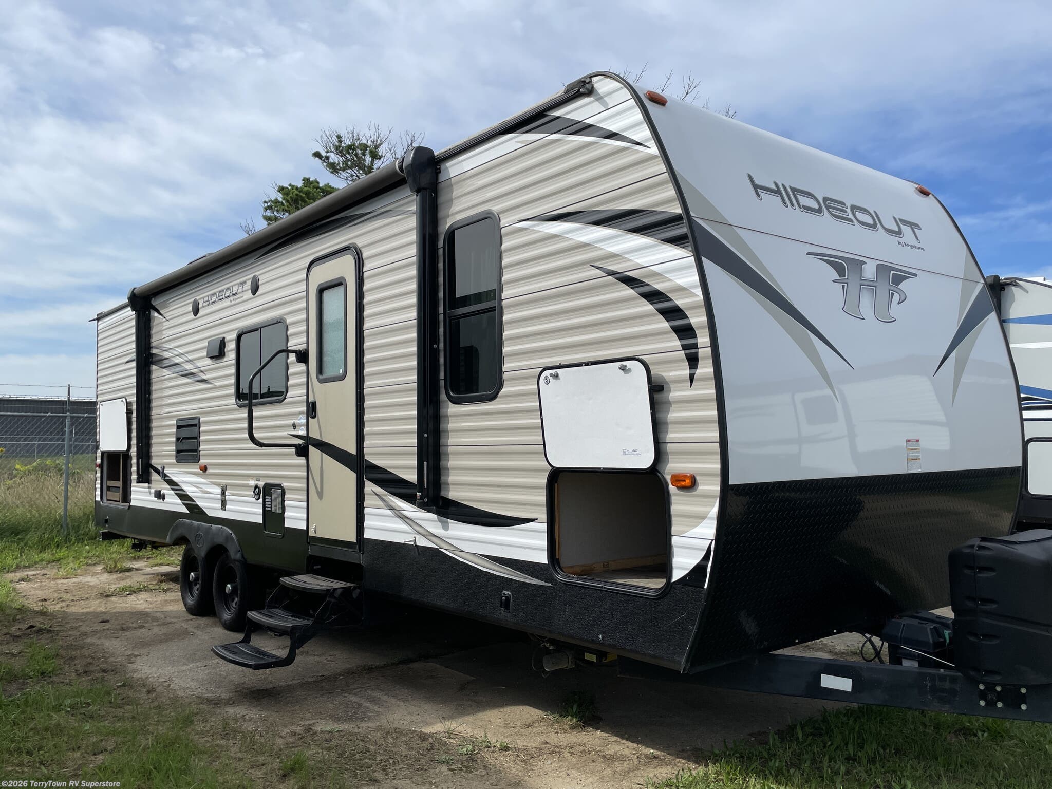 Used 2018  Keystone Hideout 27DBS by Keystone from TerryTown RV Superstore in Grand Rapids, MI