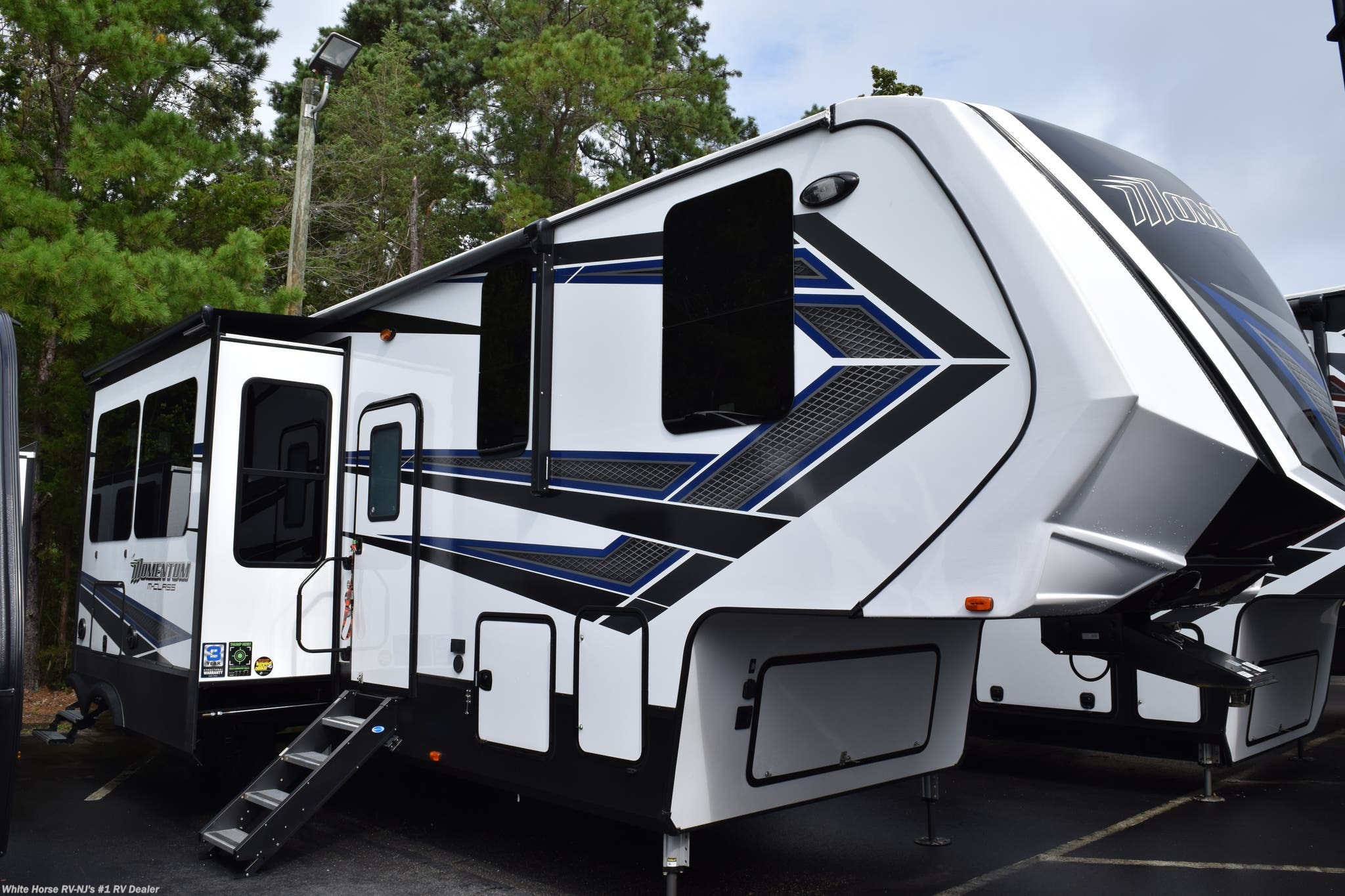 Grand Design Momentum 351m
