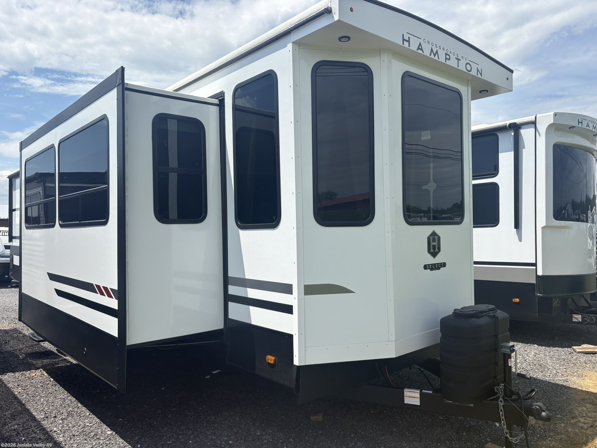 New 2026 CrossRoads Hampton 37FL available in Mifflintown, Pennsylvania