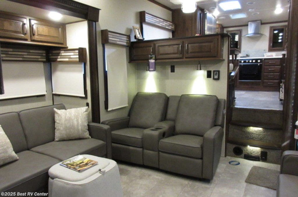 Fifth Wheel - 2019 Palomino Columbus 386FK | TrailersUSA