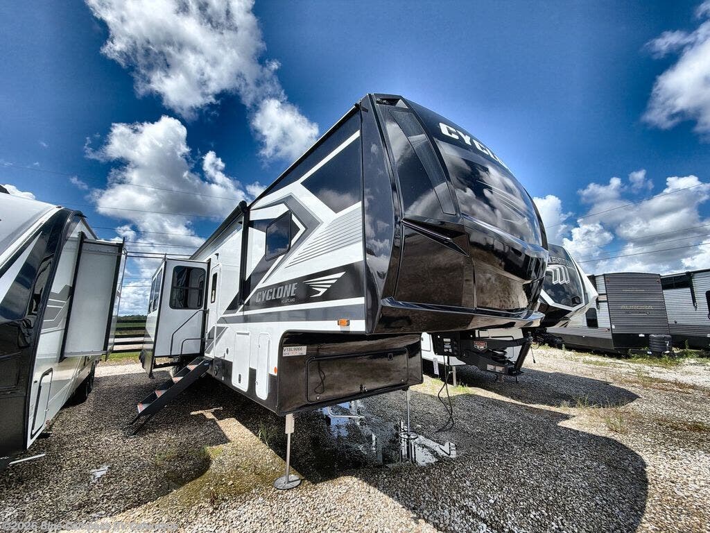 New 2027 Heartland Cyclone 3914 available in Delaware, Ohio