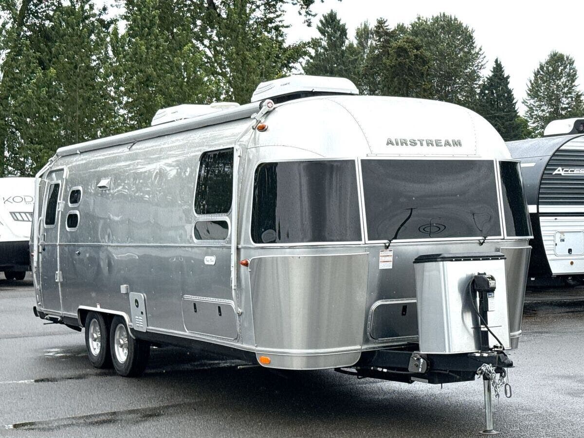 Used 2022 Airstream Flying Cloud 27FB Twin available in Fife, Washington