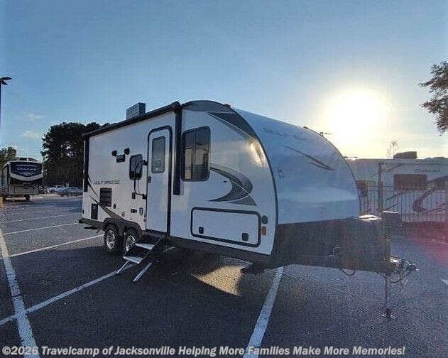 Used 2022  Gulf Stream Gulf Breeze 21MBD by Gulf Stream from Travelcamp of Jacksonville in Jacksonville, FL
