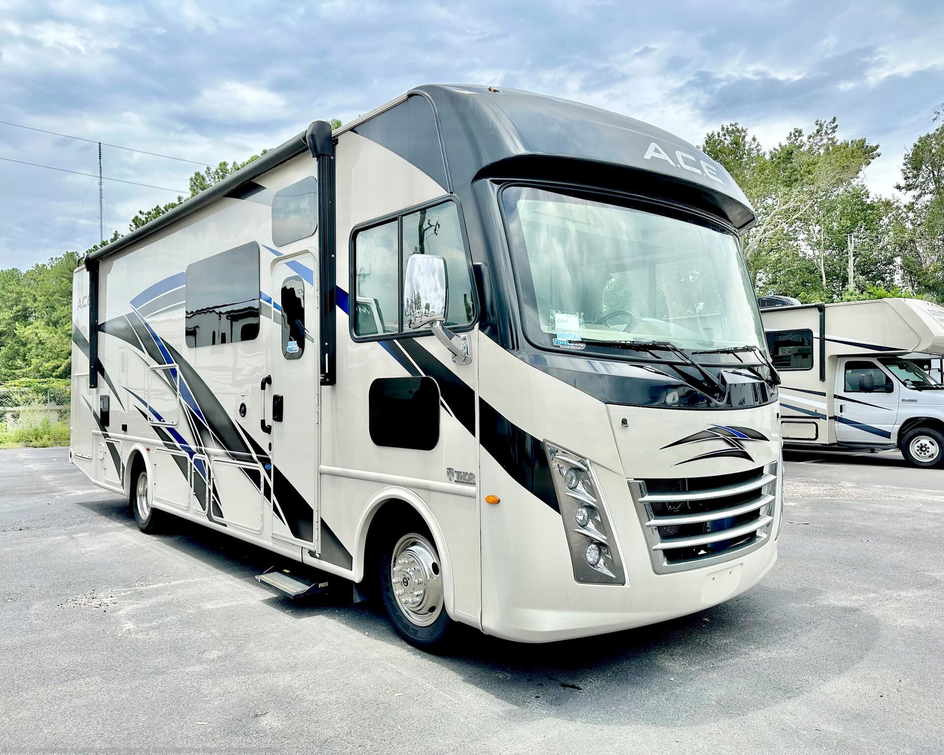 Used 2022  Thor  ACE 29.5 by Thor from Travelcamp of Jacksonville in Jacksonville, FL