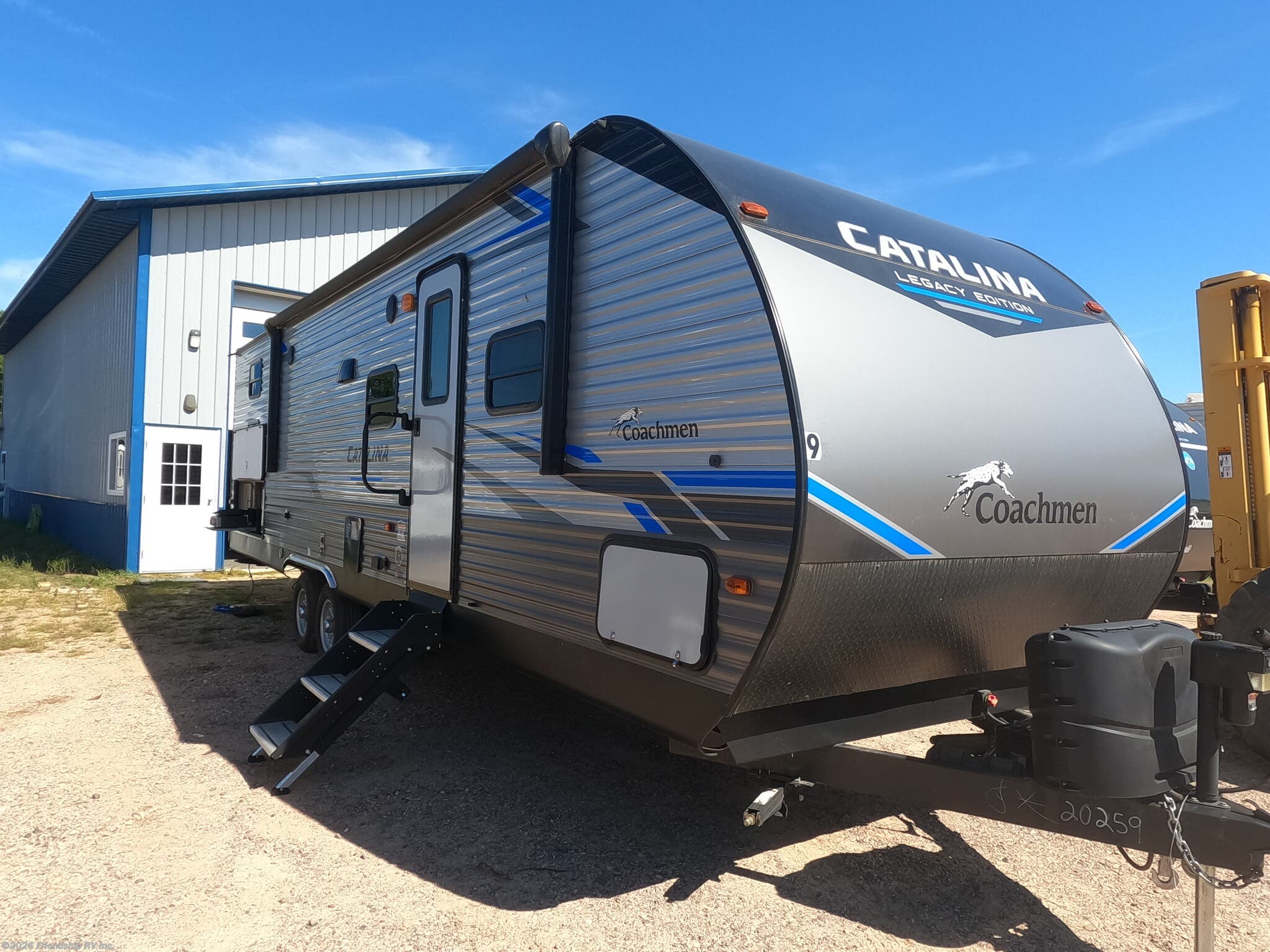 Used 2021  Coachmen Catalina Legacy Edition 293QBCK by Coachmen from Friendship RV Inc. in Friendship, WI