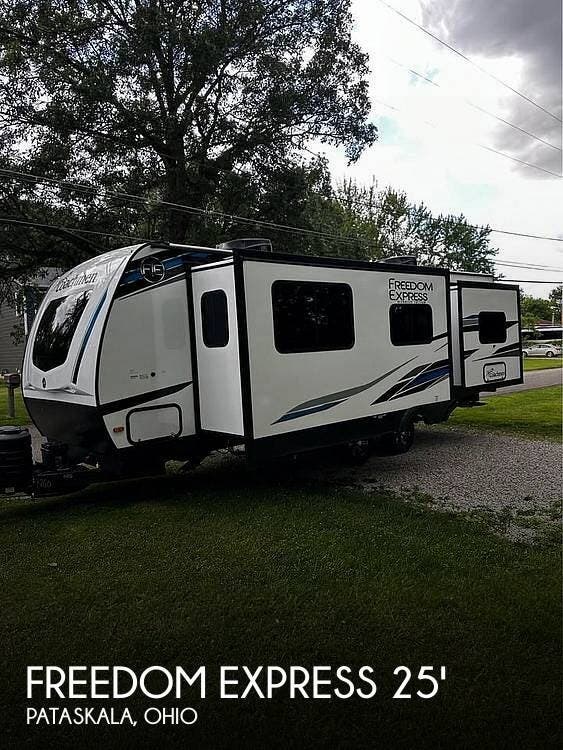 Used 2024 Coachmen Freedom Express Ultra Lite 259FKDS available in Pataskala, Ohio