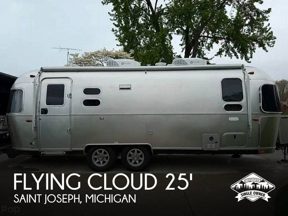 Used 2024 Airstream Flying Cloud 25FB Queen available in Saint Joseph, Michigan