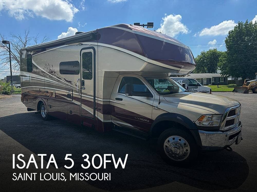 Used 2020 Dynamax Corp  Isata 5 30FW available in Saint Louis, Missouri