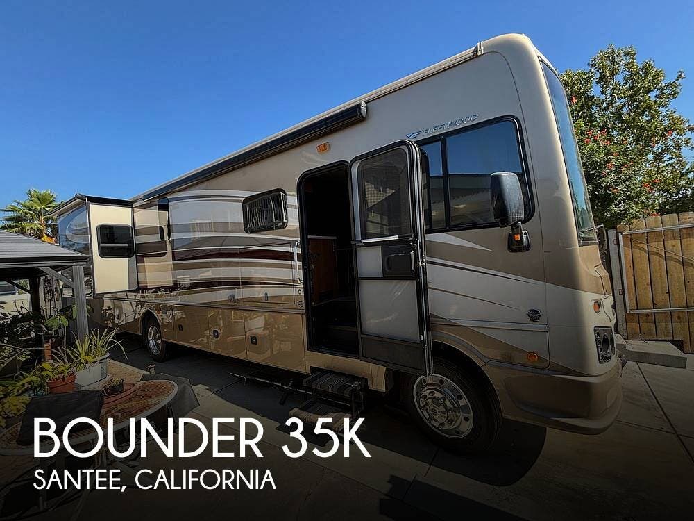 Used 2017  Fleetwood Bounder 35K by Fleetwood from Pop RVs in Santee, CA