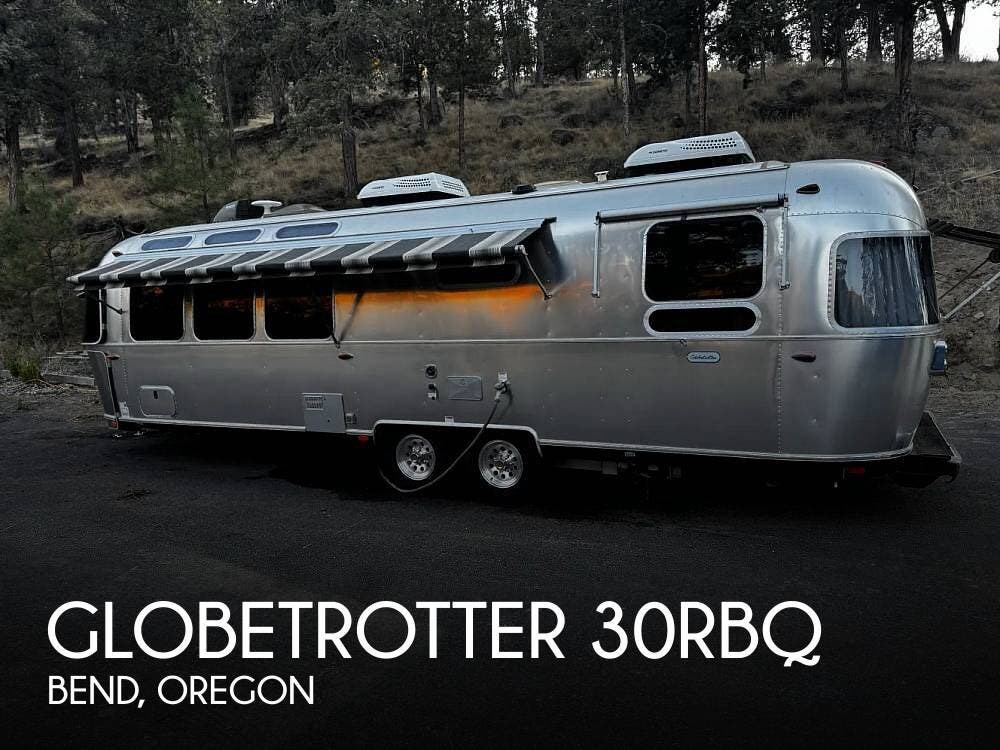 Used 2020  Airstream Globetrotter 30RBQ by Airstream from Pop RVs in Bend, OR