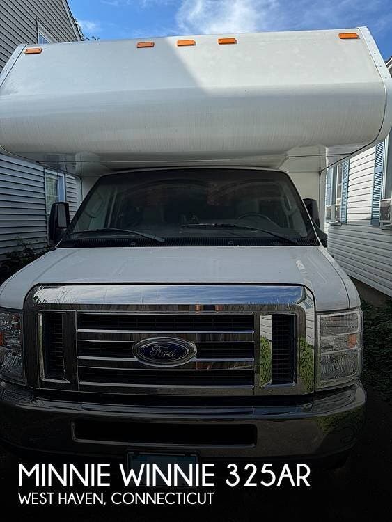 Used 2020  Winnebago Minnie Winnie 325AR by Winnebago from Pop RVs in West Haven, CT