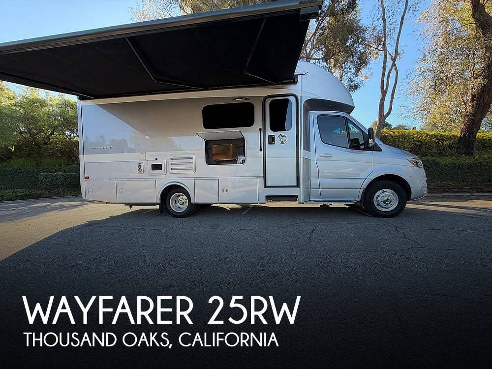 Used 2021  Tiffin Wayfarer 25RW by Tiffin from Pop RVs in Thousand Oaks, CA