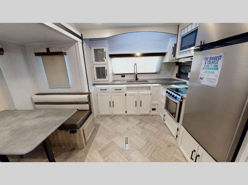 Used 2021  Palomino Puma 31FKRK by Palomino from RV Dynasty in Bunker Hill, IN