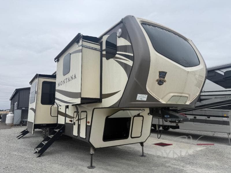 Used 2017  Keystone Montana 3820 FK by Keystone from RV Dynasty in Bunker Hill, IN