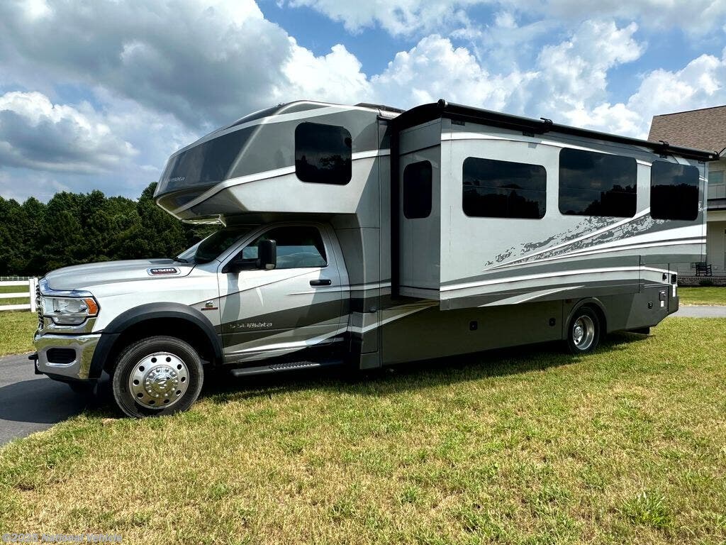 Used 2021 Dynamax Corp  Isata 5 30FW available in Cary, North Carolina